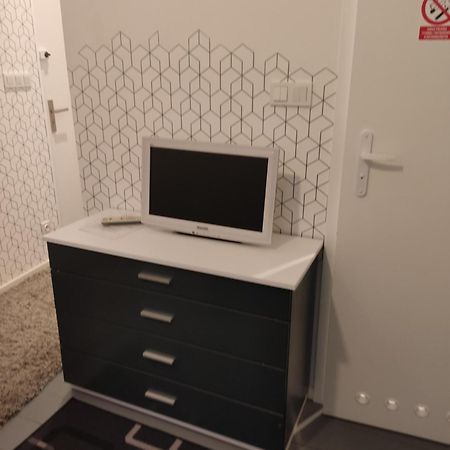 Kawalerka W Centrum Leszna. Лешно Екстериор снимка